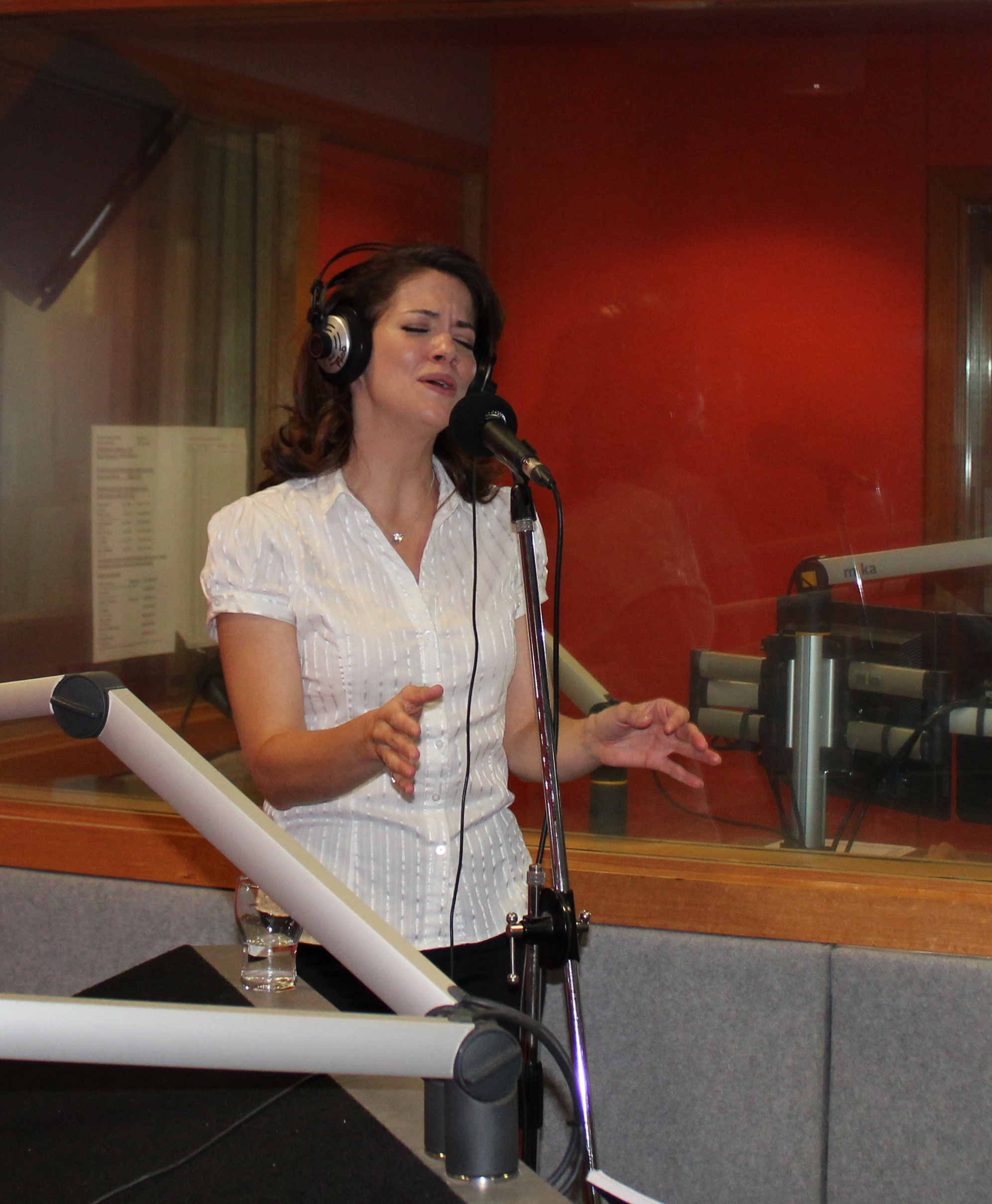 Hetty Kate sings in the studio at Vision Australia Radio